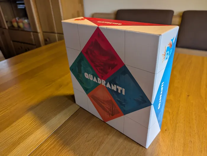 Die Quadranti-Schachtel mit dem Logo über vier farbigen Rauten.